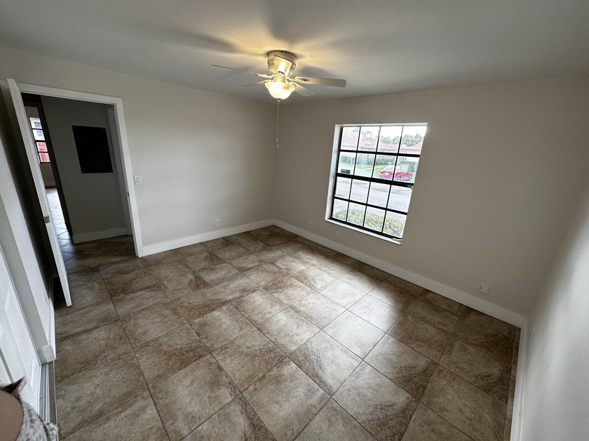 Renovated townhome in great community. Amazing location, easy - photo 32