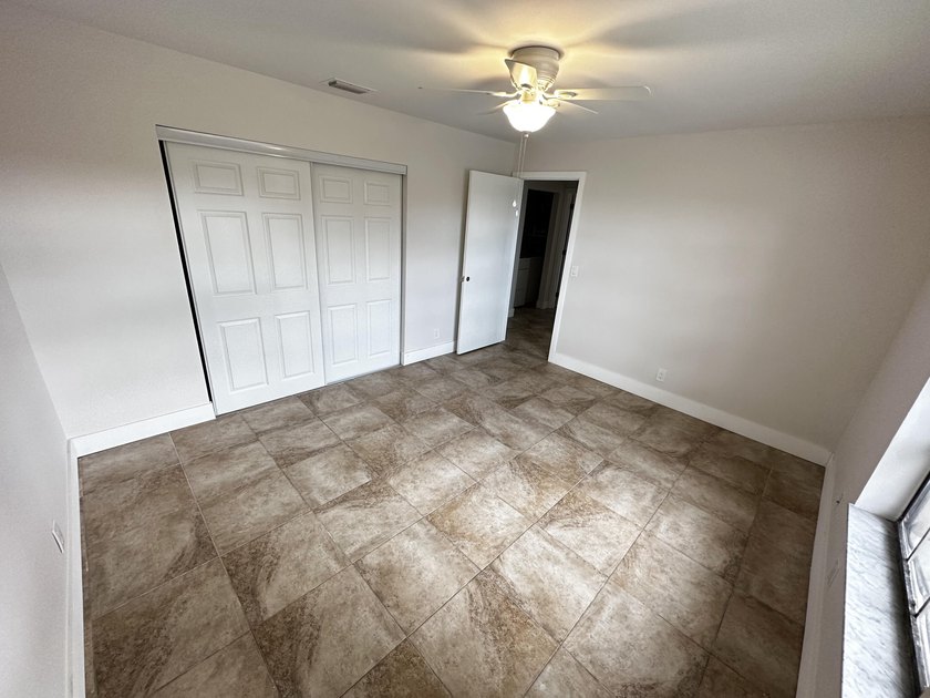 Renovated townhome in great community. Amazing location, easy - photo 33