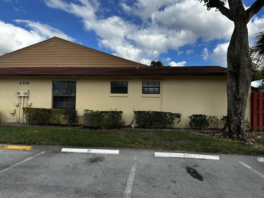 Renovated townhome in great community. Amazing location, easy - photo 34