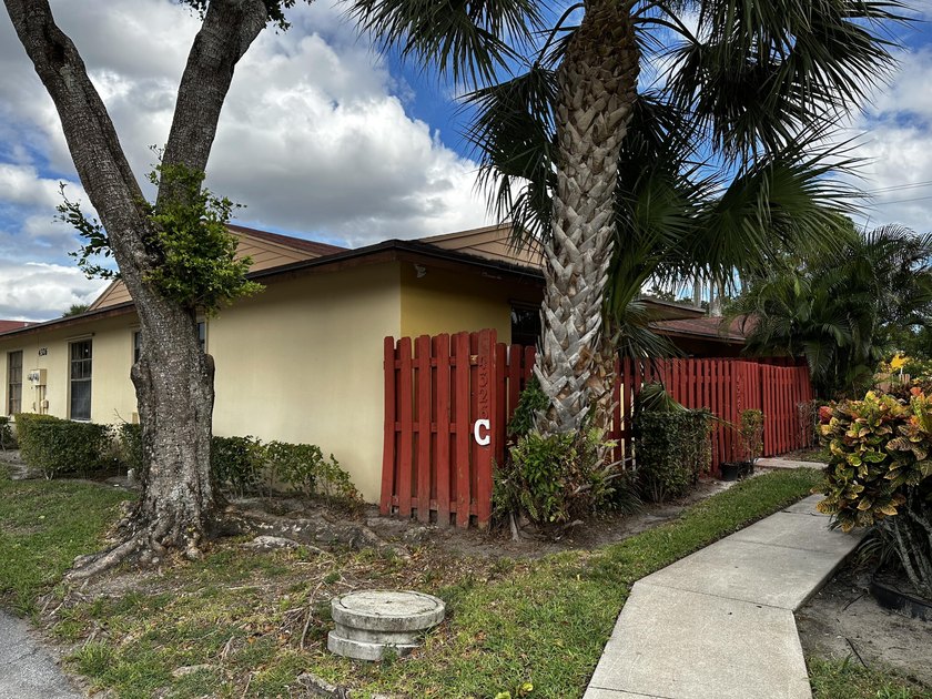 Renovated townhome in great community. Amazing location, easy - photo 35