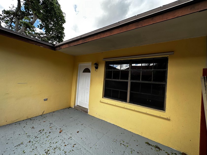 Renovated townhome in great community. Amazing location, easy - photo 36