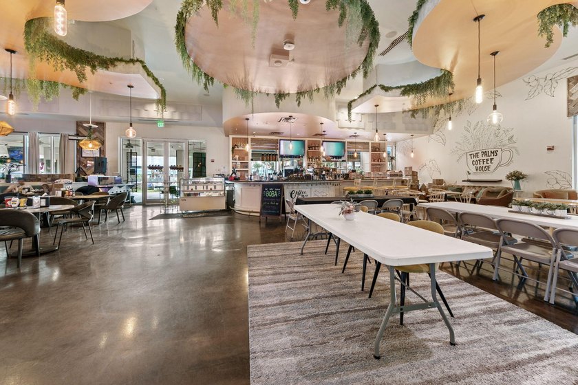 This beautifully updated condo offers an oversized kitchen - photo 49