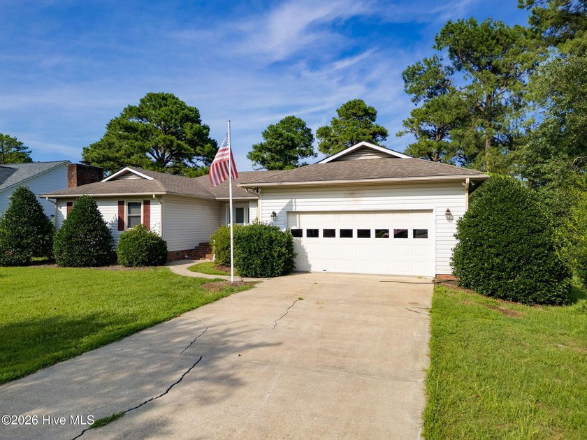 Welcome to this spacious 3-bedroom, 2-bath ranch home in the - photo 2