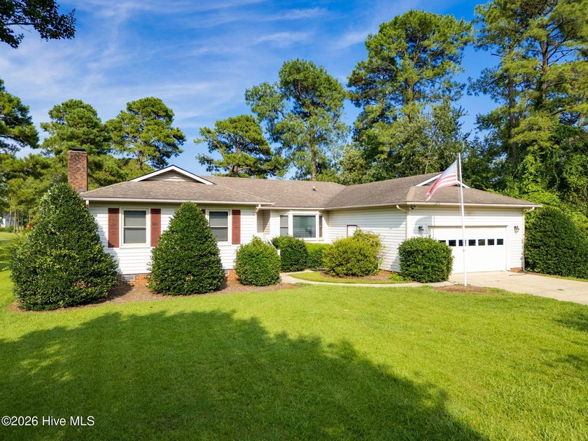 Welcome to this spacious 3-bedroom, 2-bath ranch home in the - photo 3