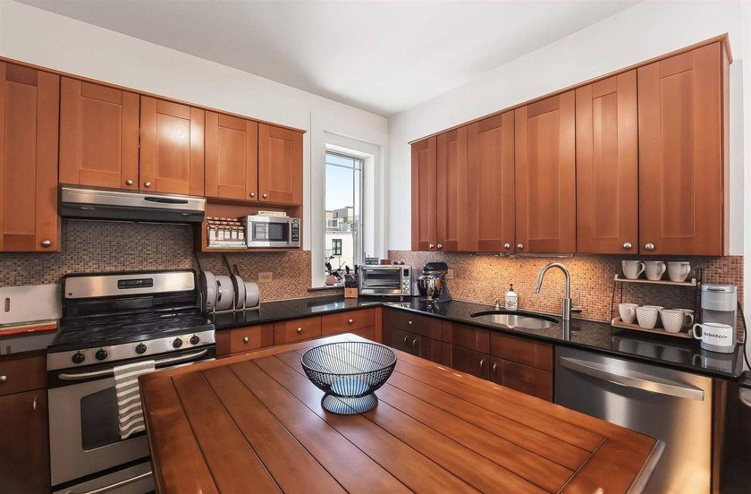 Spacious and bright uptown 2-bedroom, 1-bath home featuring high - photo 6