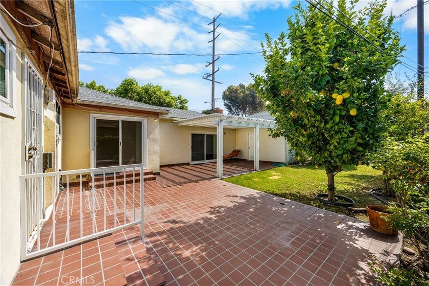 This corner lot, 3 Bedroom, 2 and 1/2 bath is in the popular Los - photo 48