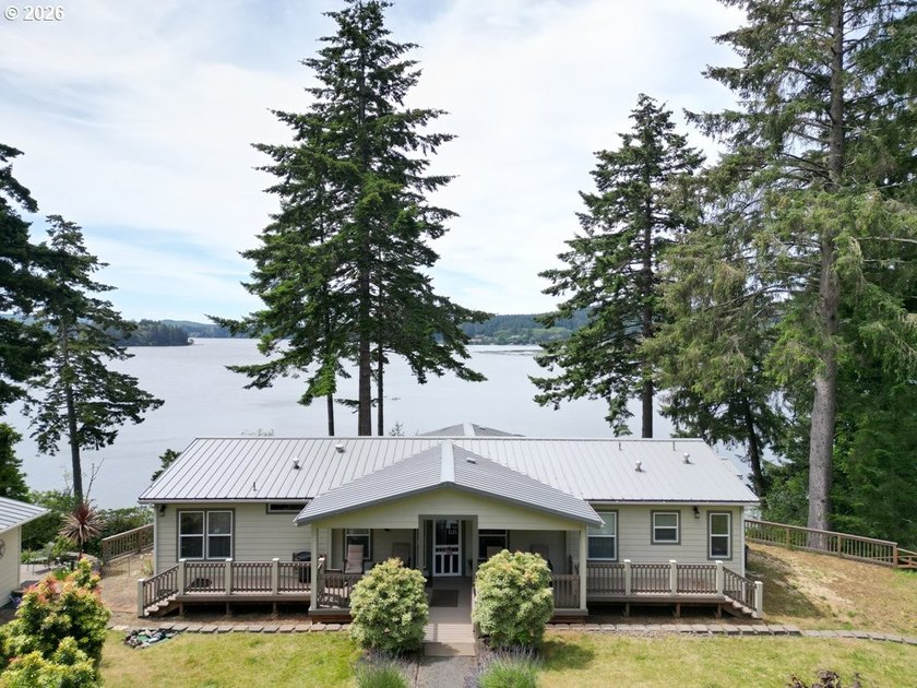 Experience the beauty of lakefront living with this exceptional - photo 2