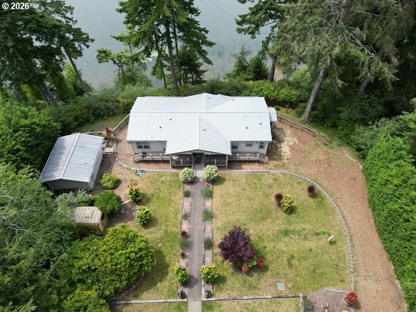 Experience the beauty of lakefront living with this exceptional - photo 3