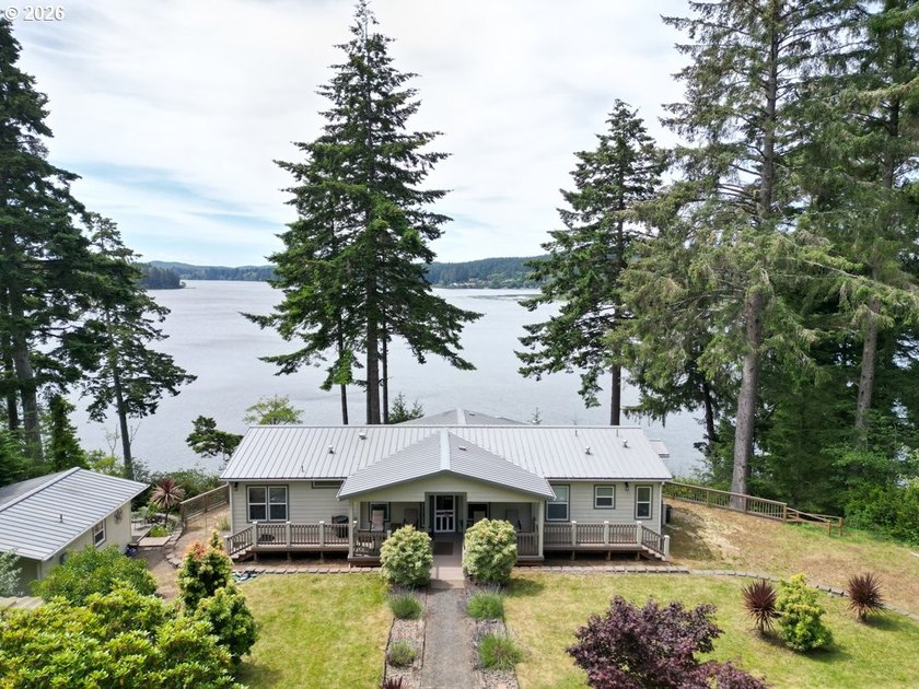 Experience the beauty of lakefront living with this exceptional - photo 5