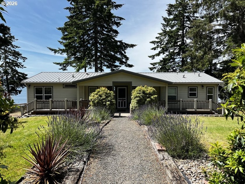 Experience the beauty of lakefront living with this exceptional - photo 6