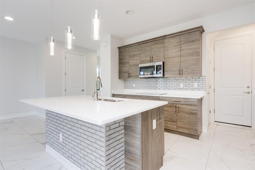 You will LOVE this stunning Lake Front Corner Townhouse. 3 - photo 12