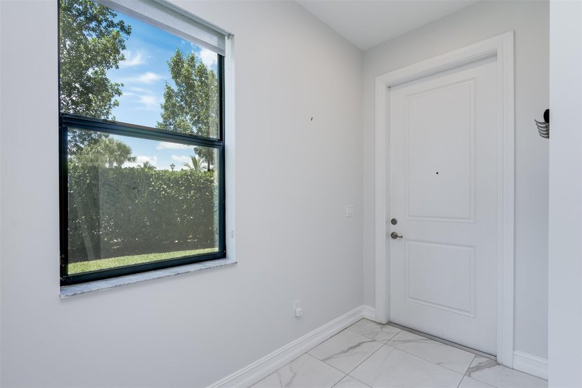 You will LOVE this stunning Lake Front Corner Townhouse. 3 - photo 16