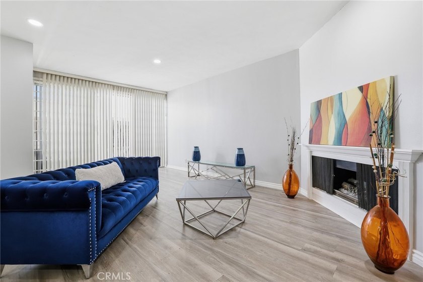 Welcome to this beautifully maintained 2-bedroom, 2-bathroom - photo 2