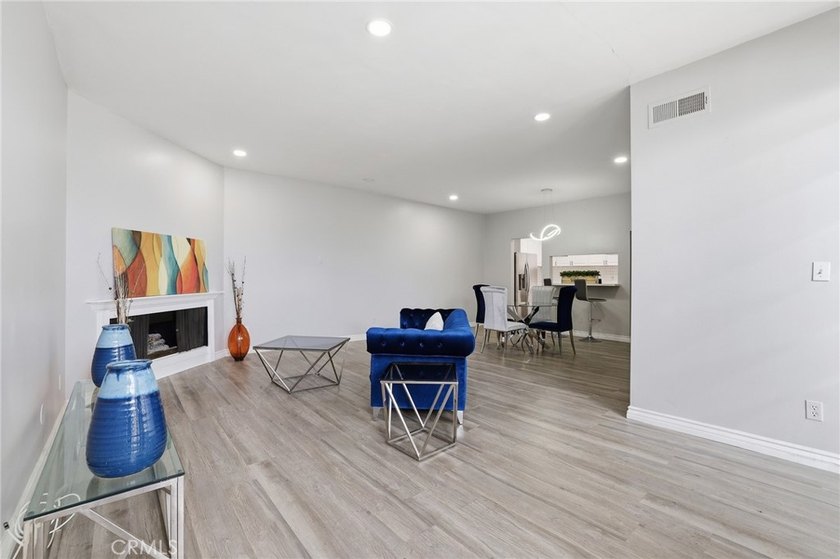 Welcome to this beautifully maintained 2-bedroom, 2-bathroom - photo 5