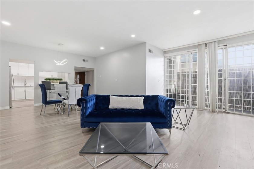 Welcome to this beautifully maintained 2-bedroom, 2-bathroom - photo 6