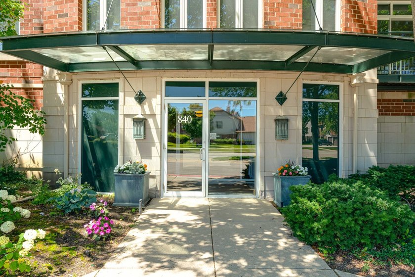LARGEST PENTHOUSE END-UNIT | POND VIEWS | 3 BEDROOMS | 2.1 BATHS - photo 2