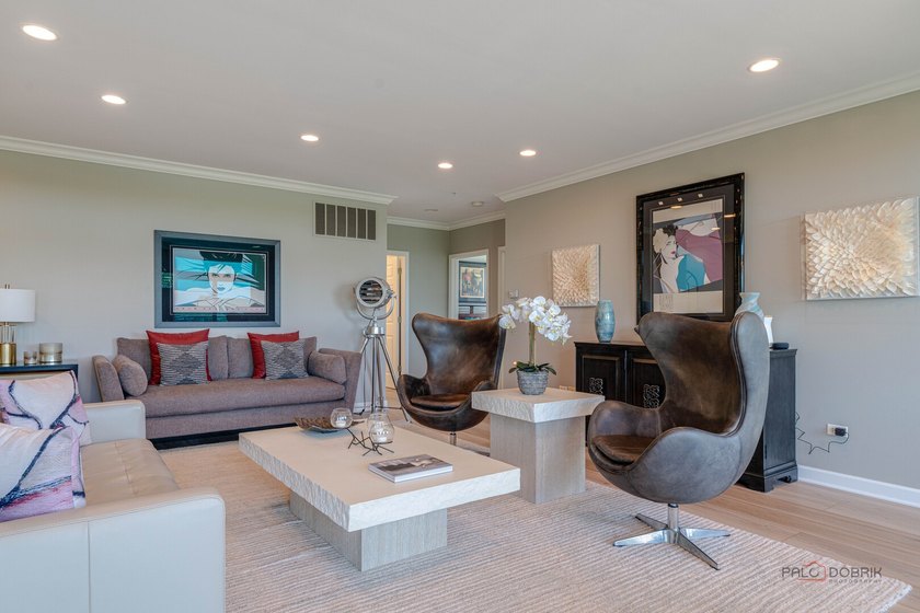 LARGEST PENTHOUSE END-UNIT | POND VIEWS | 3 BEDROOMS | 2.1 BATHS - photo 4