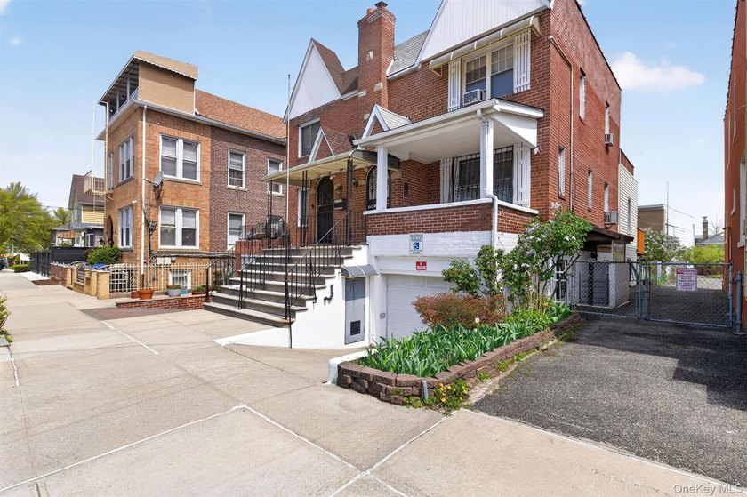 Welcome Home to 642 Edison! A rare opportunity in Throggs Neck - photo 3