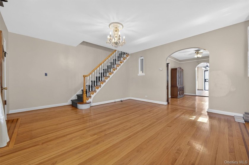 Welcome Home to 642 Edison! A rare opportunity in Throggs Neck - photo 5