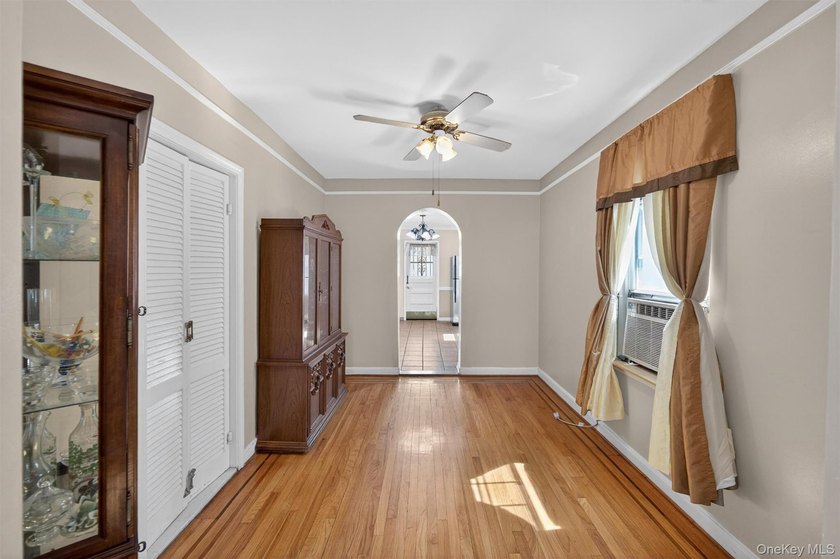 Welcome Home to 642 Edison! A rare opportunity in Throggs Neck - photo 8