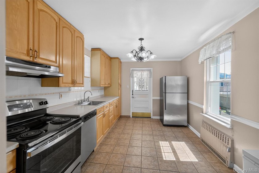 Welcome Home to 642 Edison! A rare opportunity in Throggs Neck - photo 10
