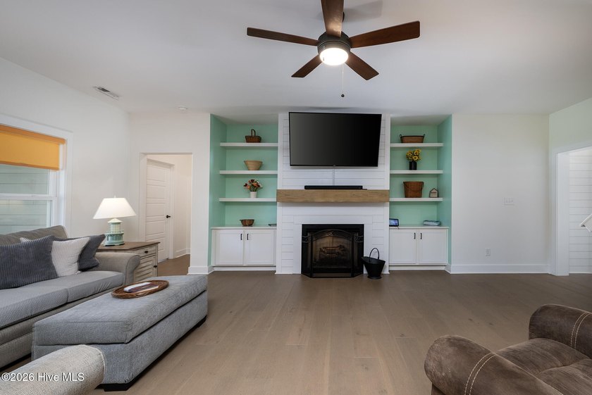 Beautifully maintained and thoughtfully designed, this 2 - photo 10