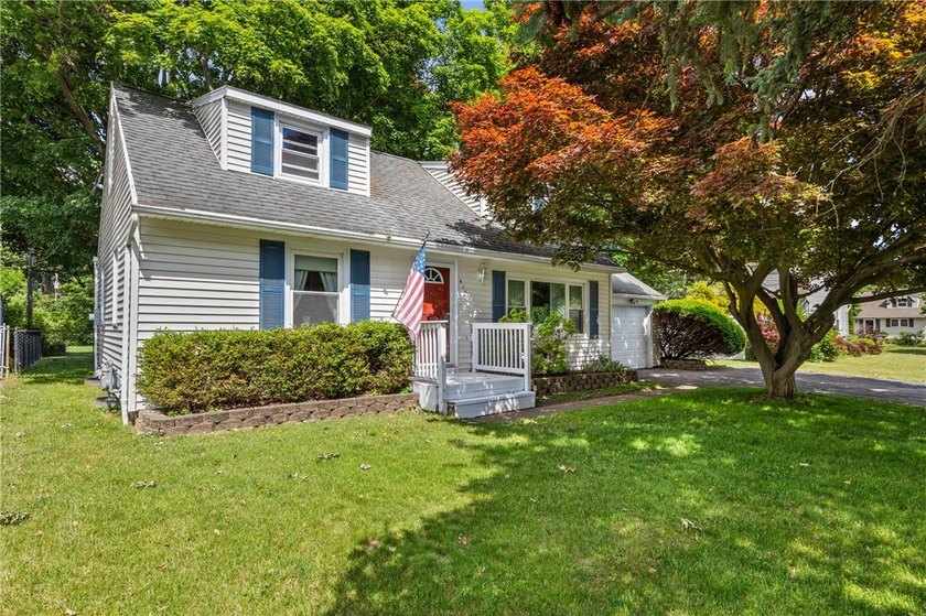 Just Listed! Welcome home to this charming 4-bedroom Cape Cod - photo 4