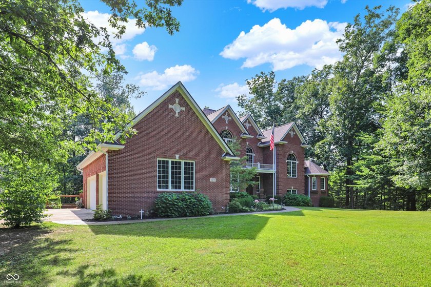 Discover luxury &amp; privacy in this exquisite executive home. This - photo 2