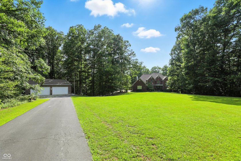 Discover luxury &amp; privacy in this exquisite executive home. This - photo 3