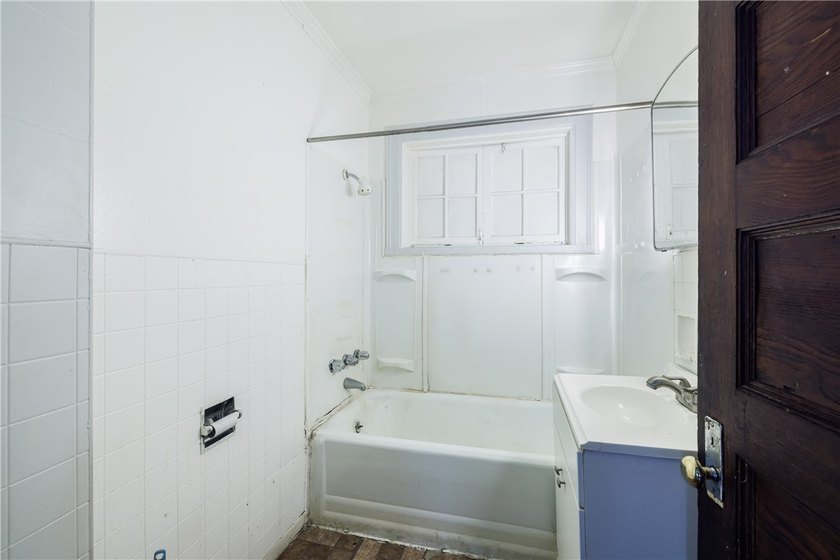 Excellent investment or owner-occupant opportunity in - photo 3