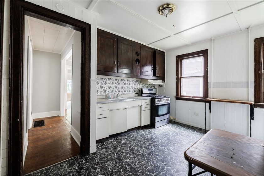 Excellent investment or owner-occupant opportunity in - photo 5