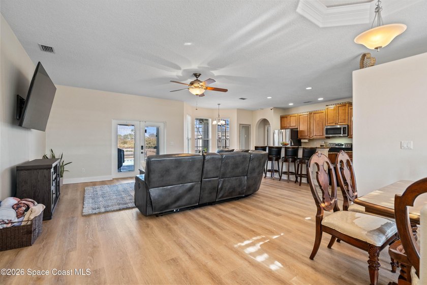 Custom Built and Absolutely Stunning pool home on a corner - photo 21
