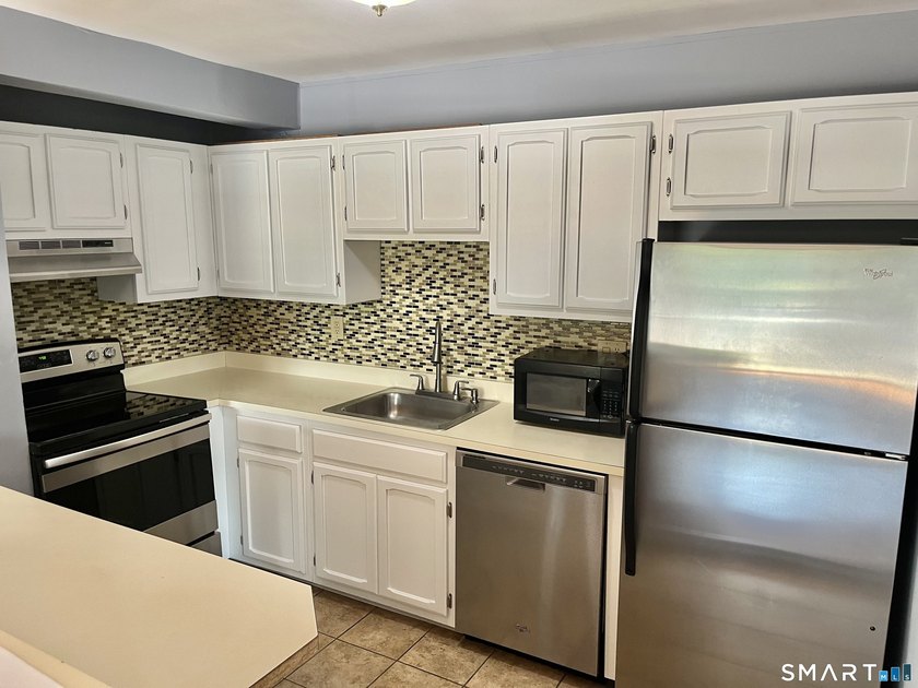 End unit 1 bedroom apartment, kitchen, living and dinning area - photo 4