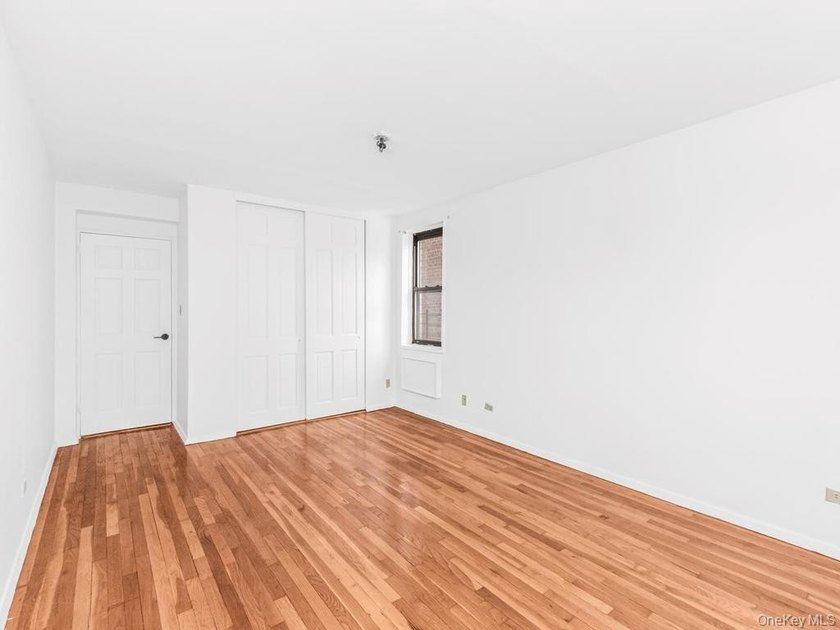 Sun-Drenched Sophistication Near Van Cortlandt Park Stop renting - photo 3