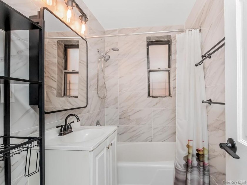 Sun-Drenched Sophistication Near Van Cortlandt Park Stop renting - photo 9