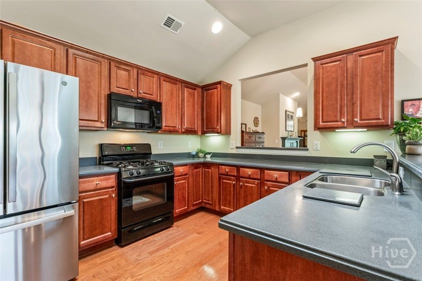 Recently enhanced with a beautifully updated owner's suite - photo 25
