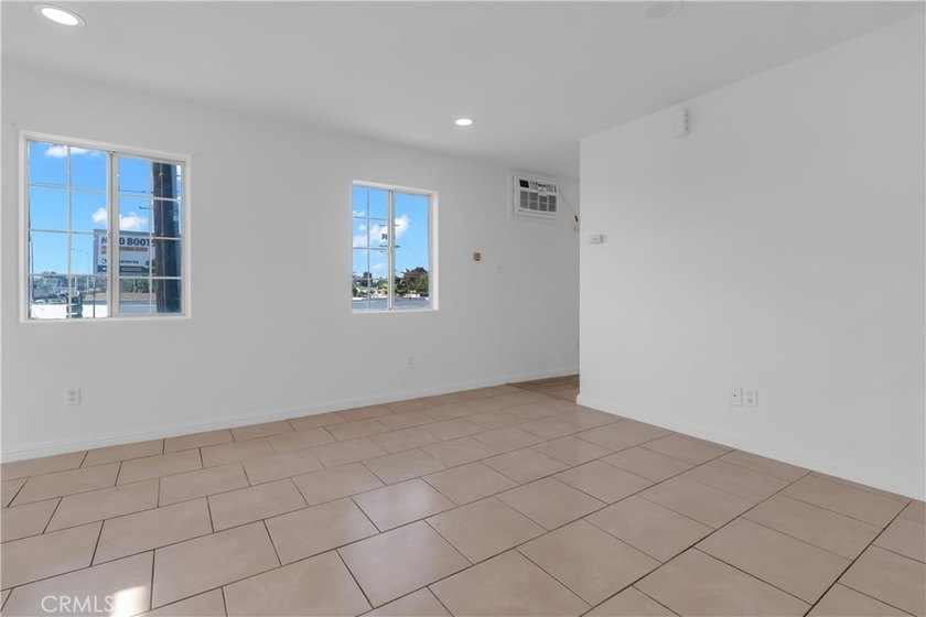 This well-maintained duplex offers two units under one roof - photo 4