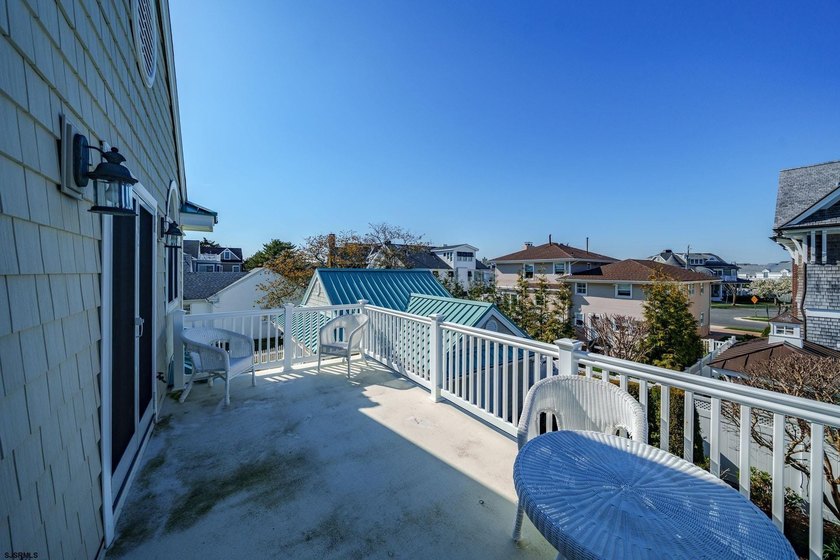 Spanning over 3,600 sqft, 407 E Atlantic Blvd offers 4 bedrooms - photo 28