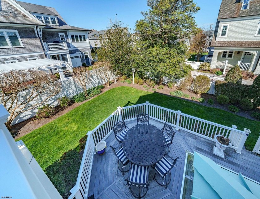 Spanning over 3,600 sqft, 407 E Atlantic Blvd offers 4 bedrooms - photo 29