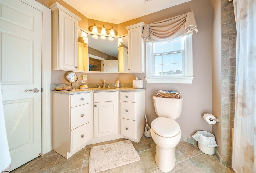 Spanning over 3,600 sqft, 407 E Atlantic Blvd offers 4 bedrooms - photo 36