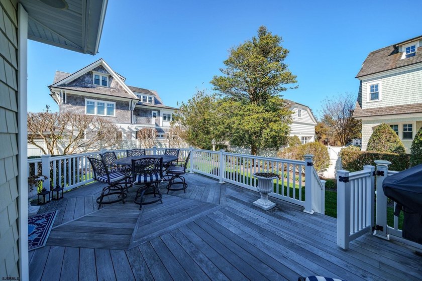 Spanning over 3,600 sqft, 407 E Atlantic Blvd offers 4 bedrooms - photo 38