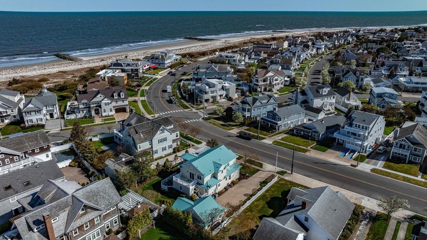 Spanning over 3,600 sqft, 407 E Atlantic Blvd offers 4 bedrooms - photo 42