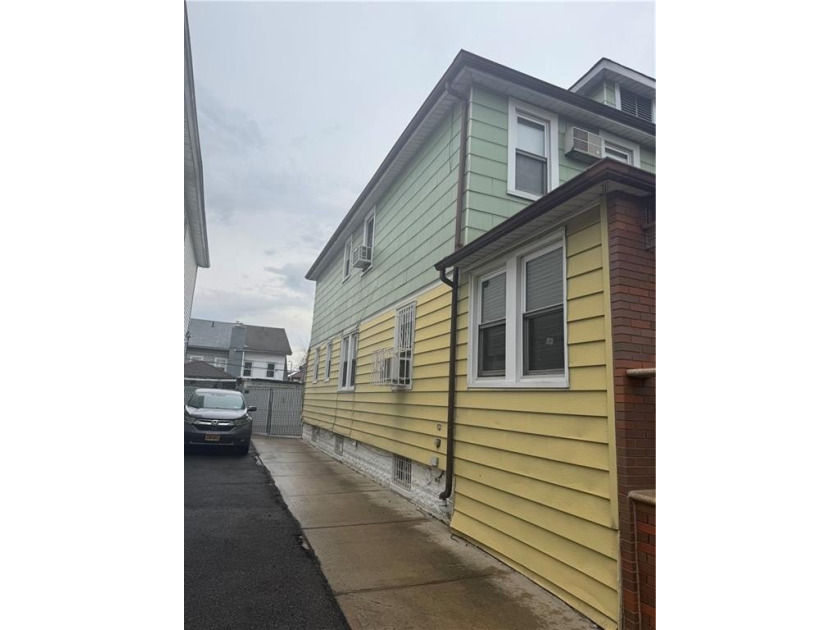 This beautiful semi-attached 3-bedroom duplex in the heart of - photo 3