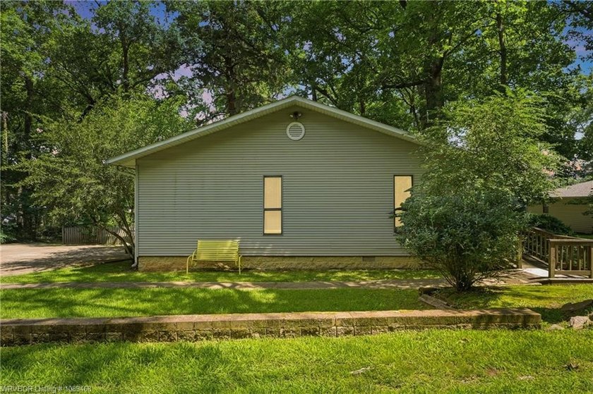 Tucked away along the shoreline of Lake Hamilton in a peaceful - photo 3