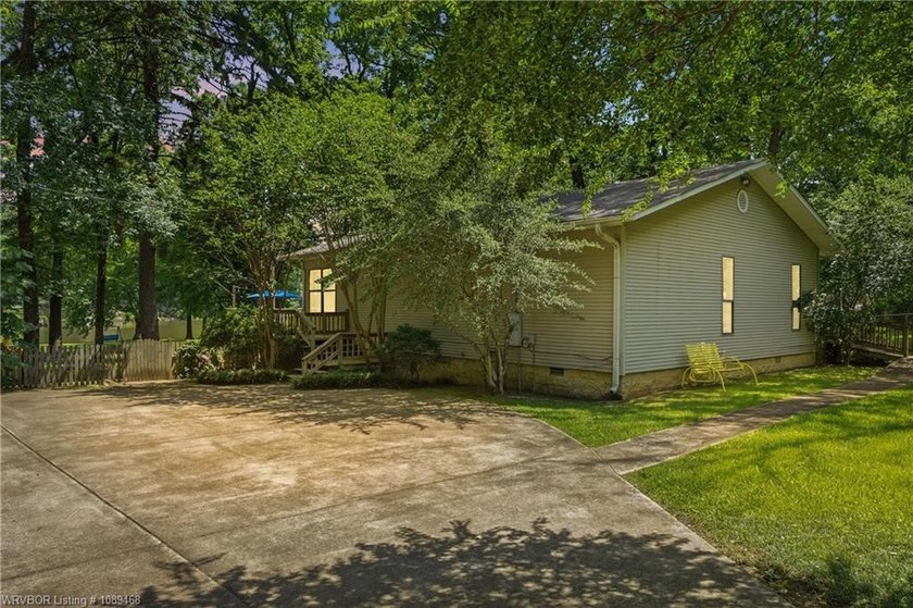 Tucked away along the shoreline of Lake Hamilton in a peaceful - photo 4