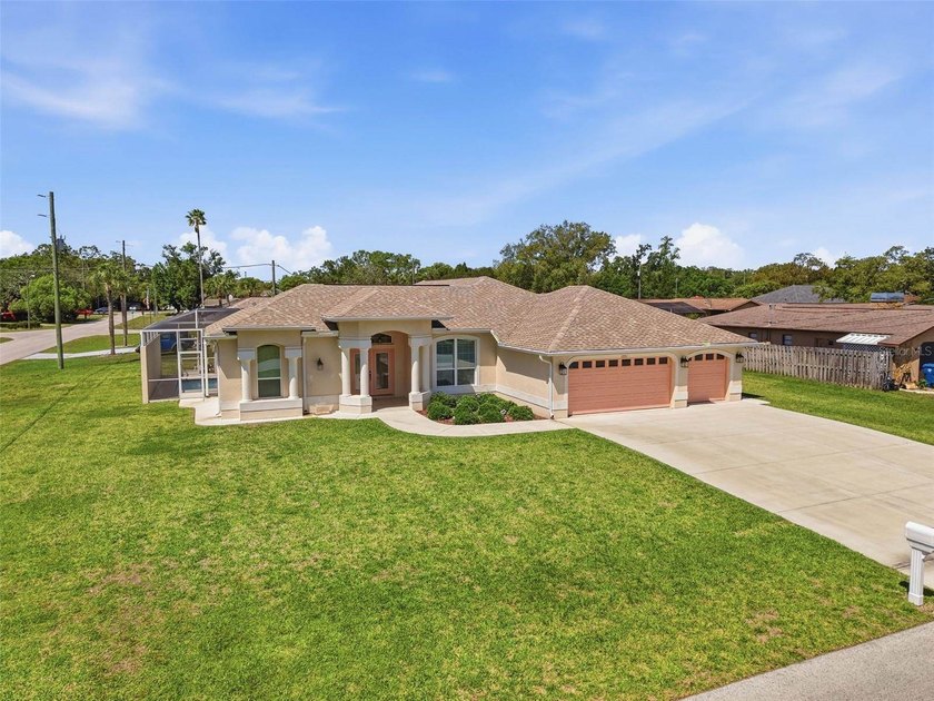 JUST REDUCED!!!This custom-built single-family residence - photo 6