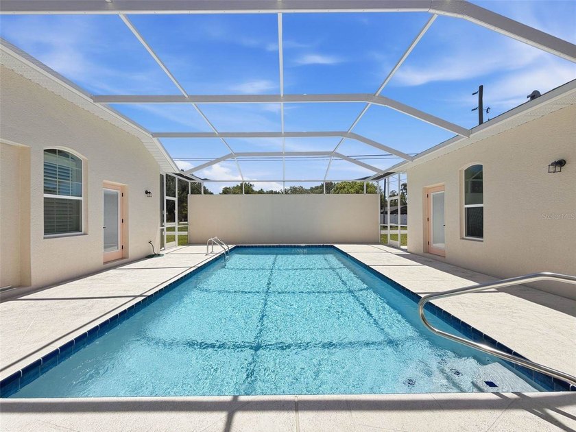 JUST REDUCED!!!This custom-built single-family residence - photo 8