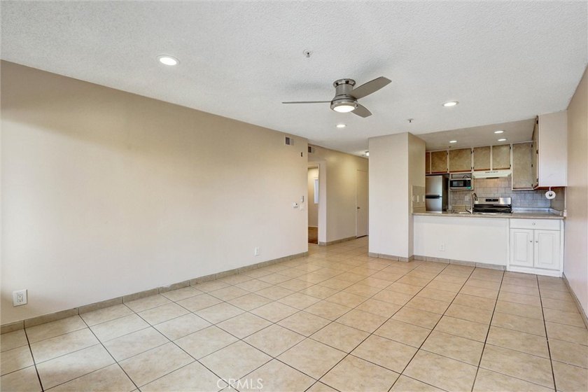 NEW LOW PRICE - NEW LOW PRICE - Spacious bedrooms with walk-in - photo 3