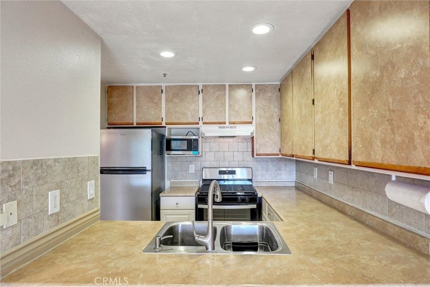 NEW LOW PRICE - NEW LOW PRICE - Spacious bedrooms with walk-in - photo 8