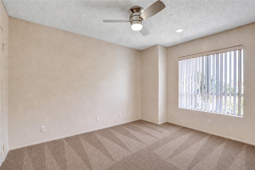 NEW LOW PRICE - NEW LOW PRICE - Spacious bedrooms with walk-in - photo 10